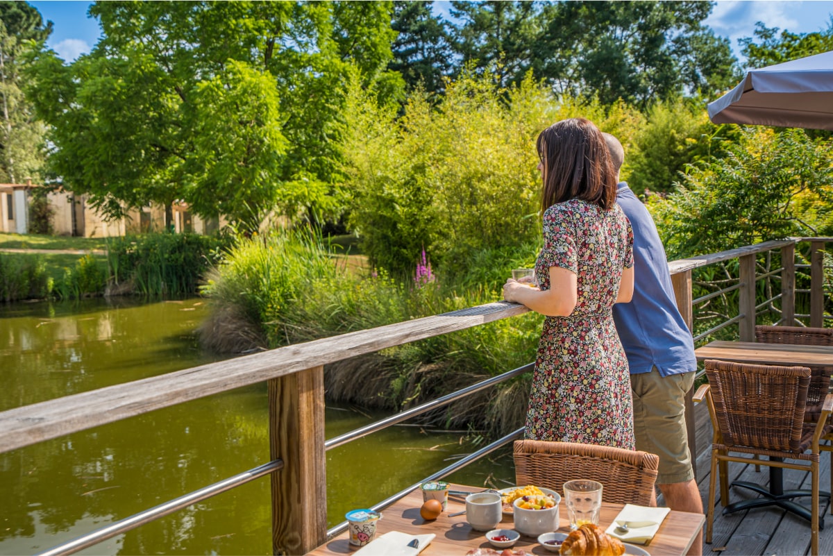 petit dejeuner terrasse couple